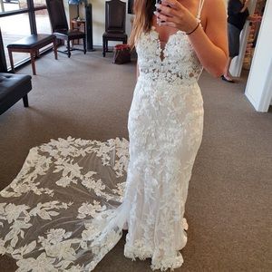 Essence of Australia D3240 wedding gown European size 8 (fits more like a 4/6)